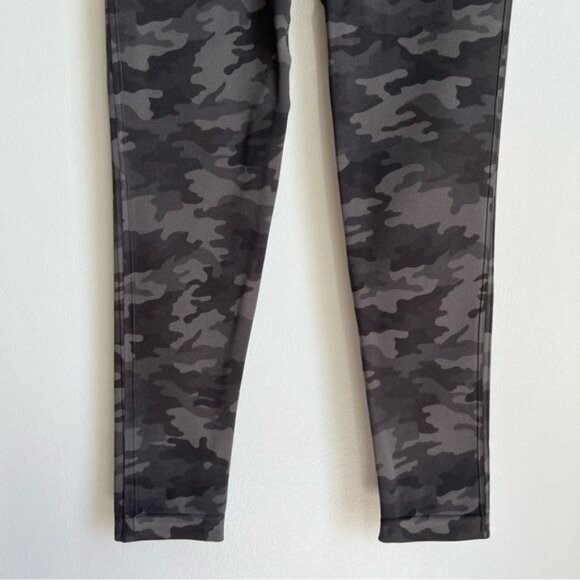 SPANX Cropped Look at Me Now Seamless Leggings in Sage Camo - M - Picture 7 of 9